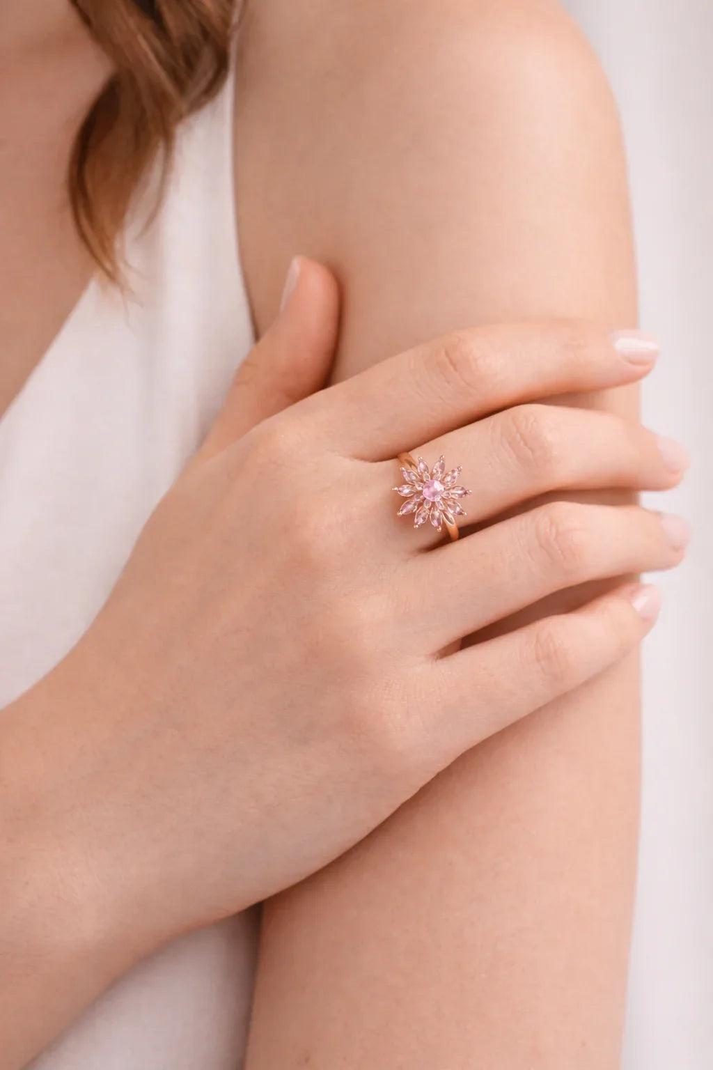 Aurora Bloom Yüzük
Pembe Taşlı Işıltılı Tasarım
14 Ayar Rose Altın Kaplama - VALENVOIR