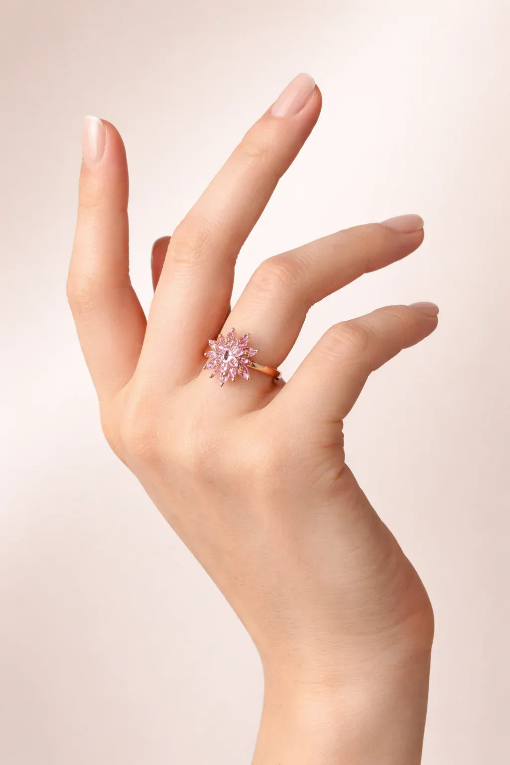 Aurora Bloom Yüzük
Pembe Taşlı Işıltılı Tasarım
14 Ayar Rose Altın Kaplama - VALENVOIR