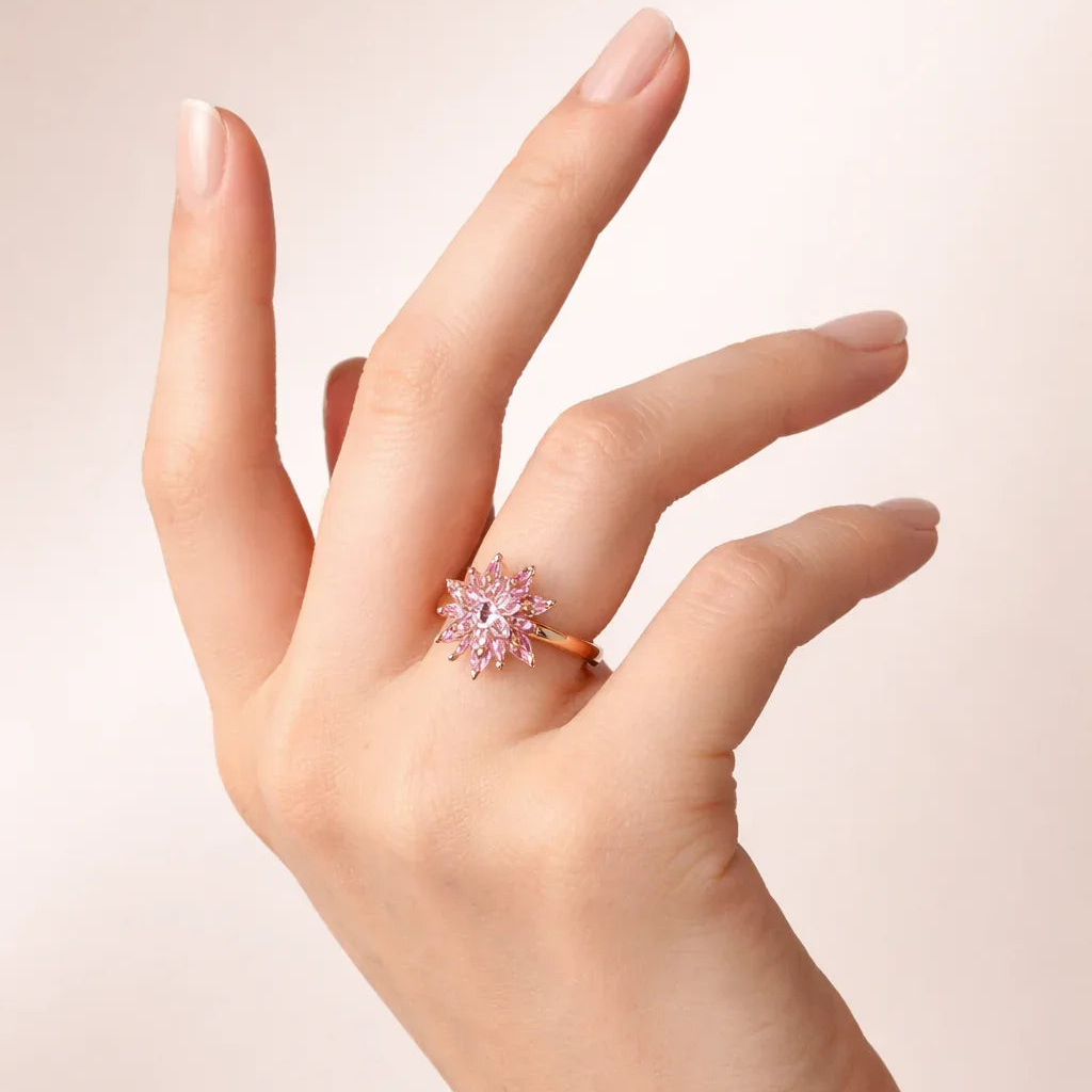 Aurora Bloom Yüzük
Pembe Taşlı Işıltılı Tasarım
14 Ayar Rose Altın Kaplama - VALENVOIR