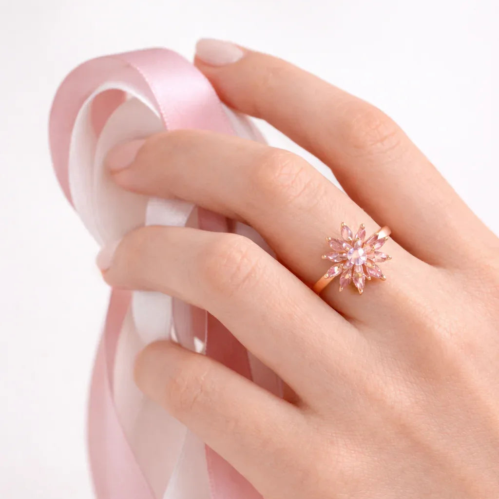Aurora Bloom Yüzük
Pembe Taşlı Işıltılı Tasarım
14 Ayar Rose Altın Kaplama - VALENVOIR