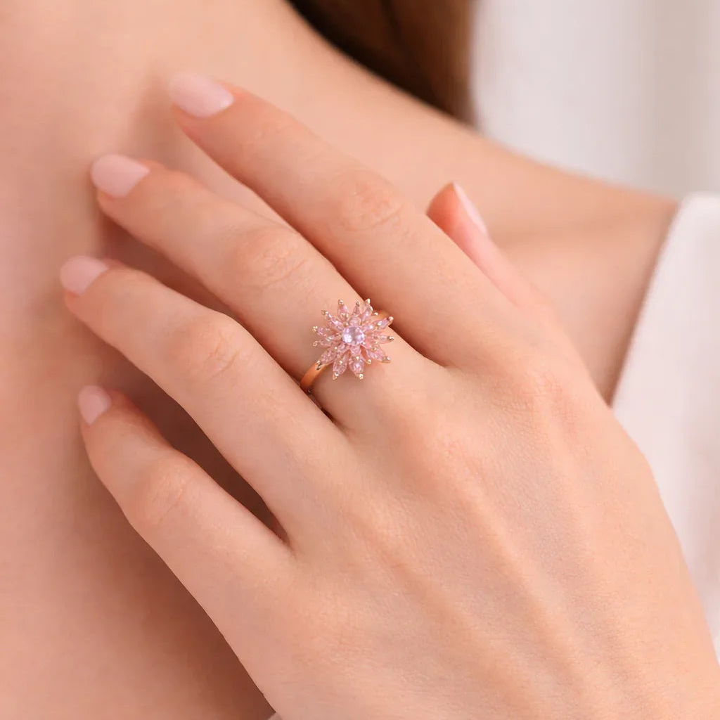 Aurora Bloom Yüzük
Pembe Taşlı Işıltılı Tasarım
14 Ayar Rose Altın Kaplama - VALENVOIR