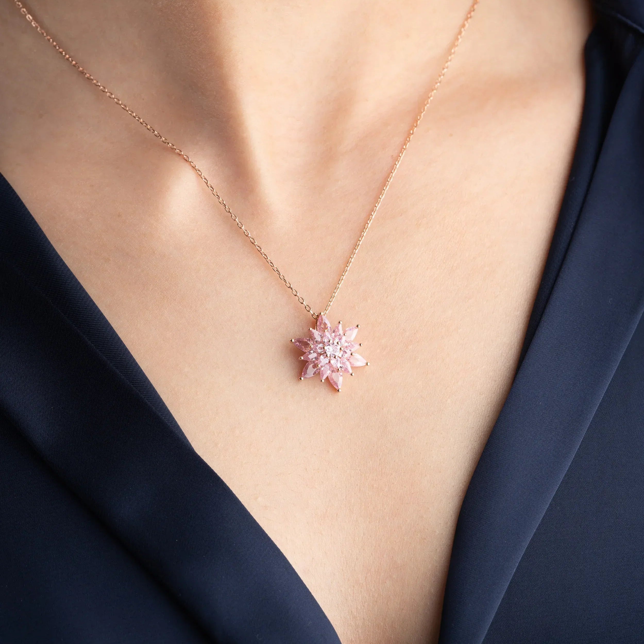 Pembe Işıltılı Çiçek Formlu Altın Kolye - VALENVOIR